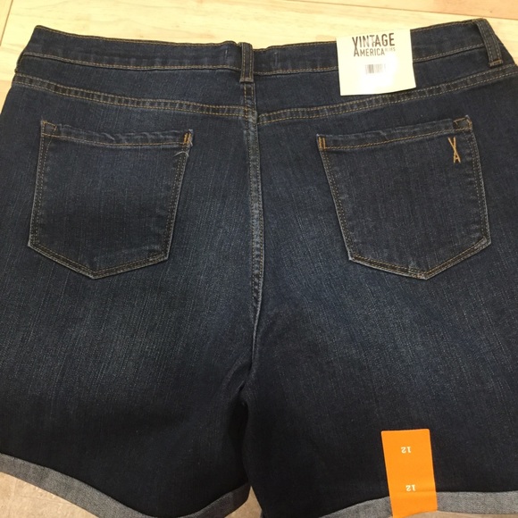 Size 8. Bestie Embroidered Short. - Picture 7 of 7